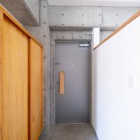 福岡市早良区西新の賃貸物件/コンクリート、木、白壁。素材の組み合わせが玄関まわりにも続きます。