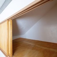 福岡市早良区西新の賃貸物件/収納が。高さは控えめですが、奥行きがある収納。季節ものや布団類、普段使わない荷物の置き場にちょうどよさそう。