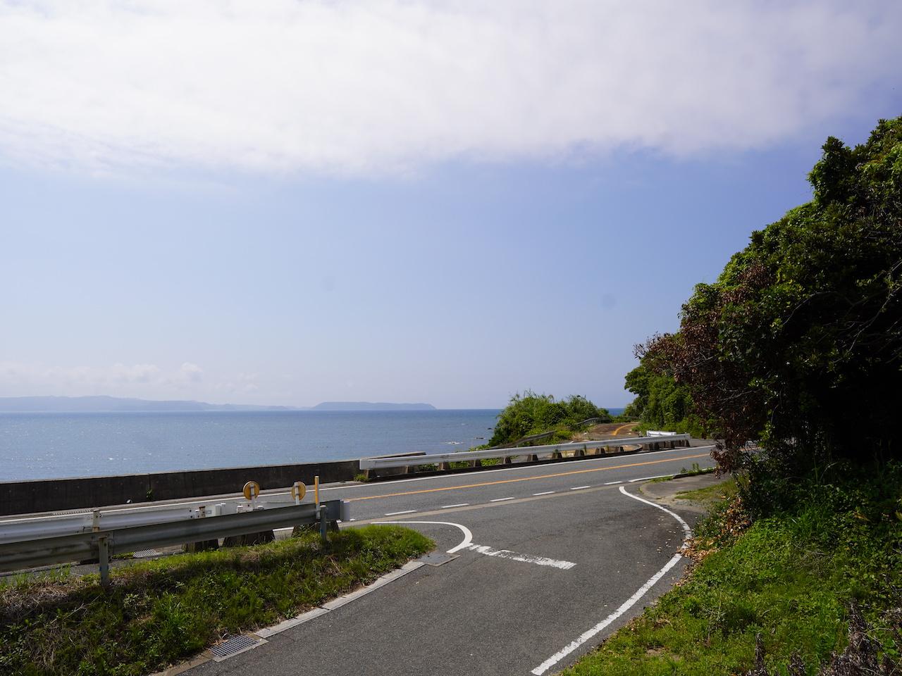 福岡県糸島市二丈鹿家の売買物件/土地の前には前面道路を挟んで海が広がります。