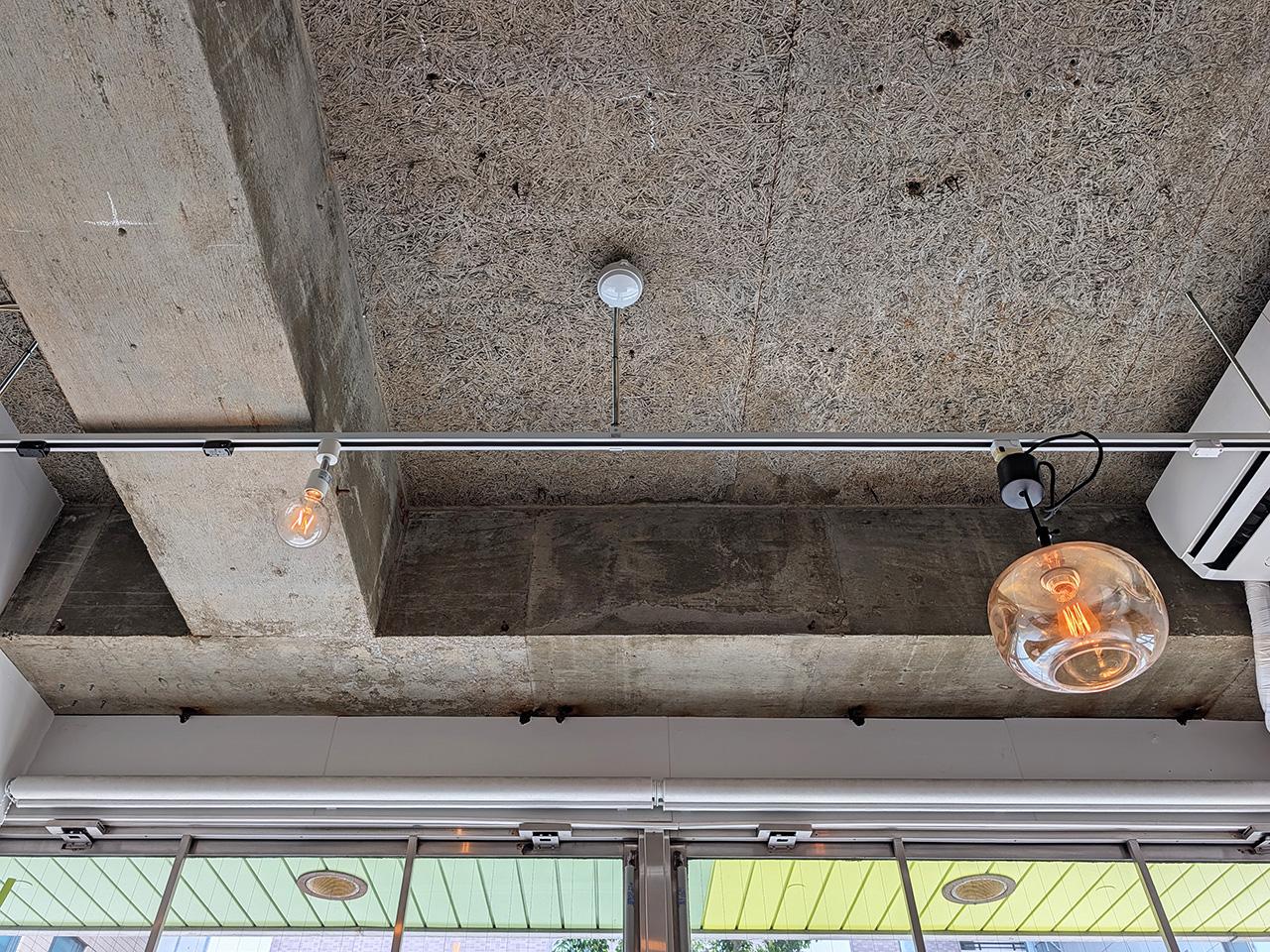 福岡市中央区清川の賃貸物件/天井はラフな質感に、嬉しいダクトレール。写真の照明は撤去されます。