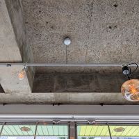 福岡市中央区清川の賃貸物件/天井はラフな質感に、嬉しいダクトレール。写真の照明は撤去されます。