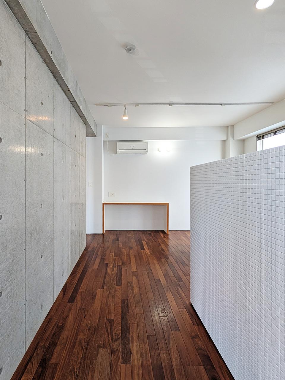 春日市春日原北町の賃貸物件/造作のデスクがアクセント。
