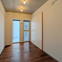 春日市春日原北町の賃貸物件/天井が躯体現しの洋室。
