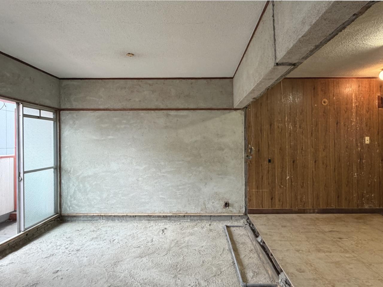 福岡市中央区平尾の賃貸物件/右側の壁はあえて残し。好きな色に塗ってもOK。