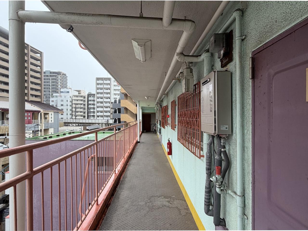 福岡市中央区平尾の賃貸物件/玄関前共用部。ポップなカラーリング。