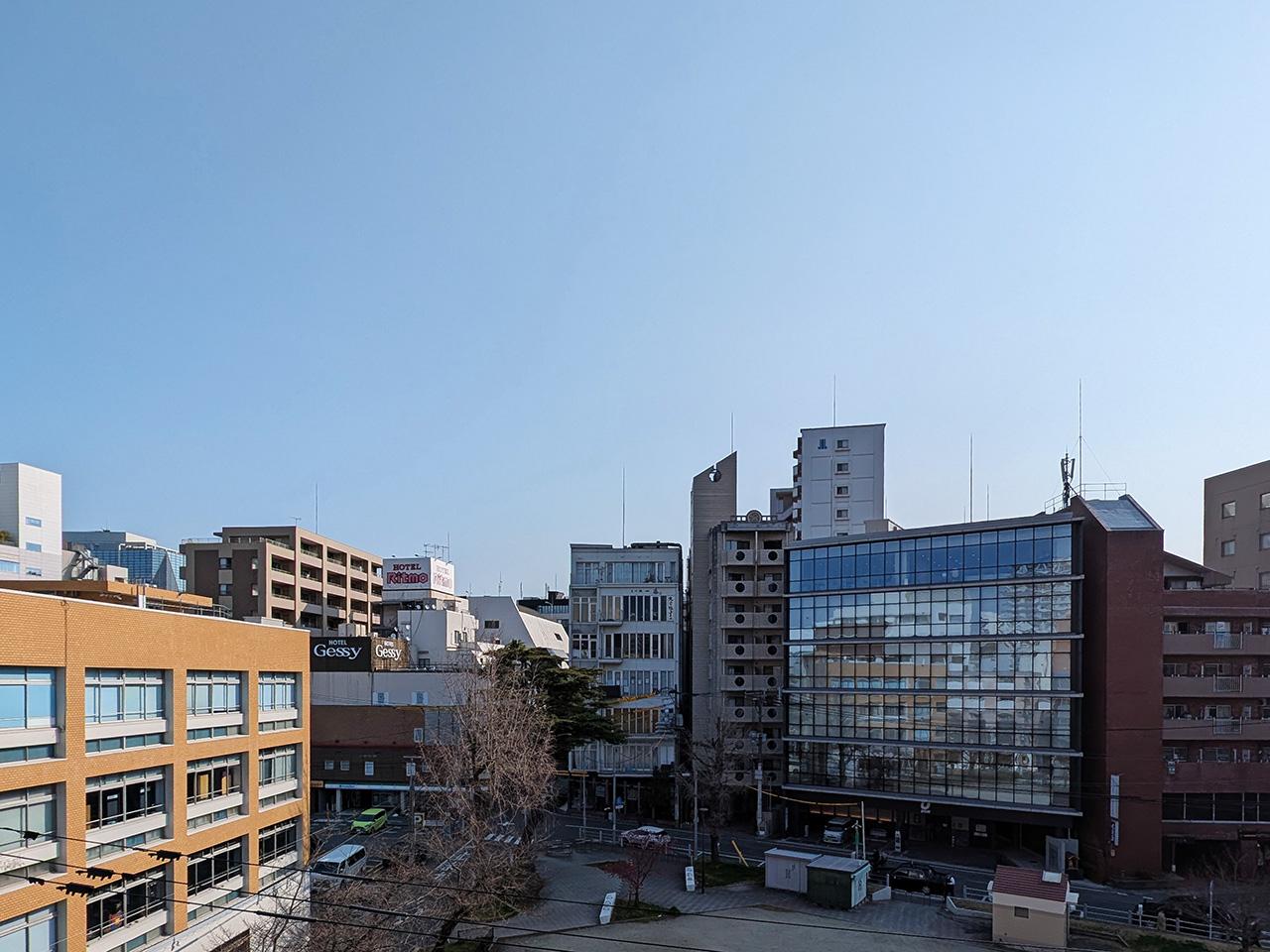 福岡市中央区今泉の賃貸物件/5階別部屋からの眺望を参考にどうぞ。青い空が気持ちいい。