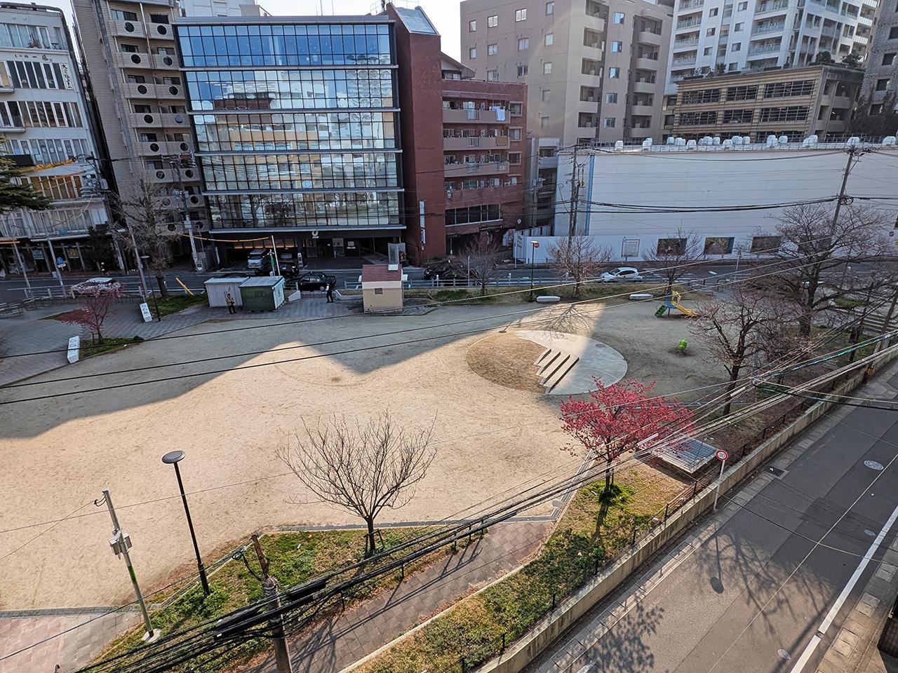 福岡市中央区今泉の賃貸物件/ベンチで休憩する人がちらほらと。平日の昼間は比較的静かです。