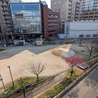 福岡市中央区今泉の賃貸物件/ベンチで休憩する人がちらほらと。平日の昼間は比較的静かです。