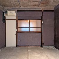 福岡市中央区清川の賃貸物件/古風な窓で共用廊下とつながっています。