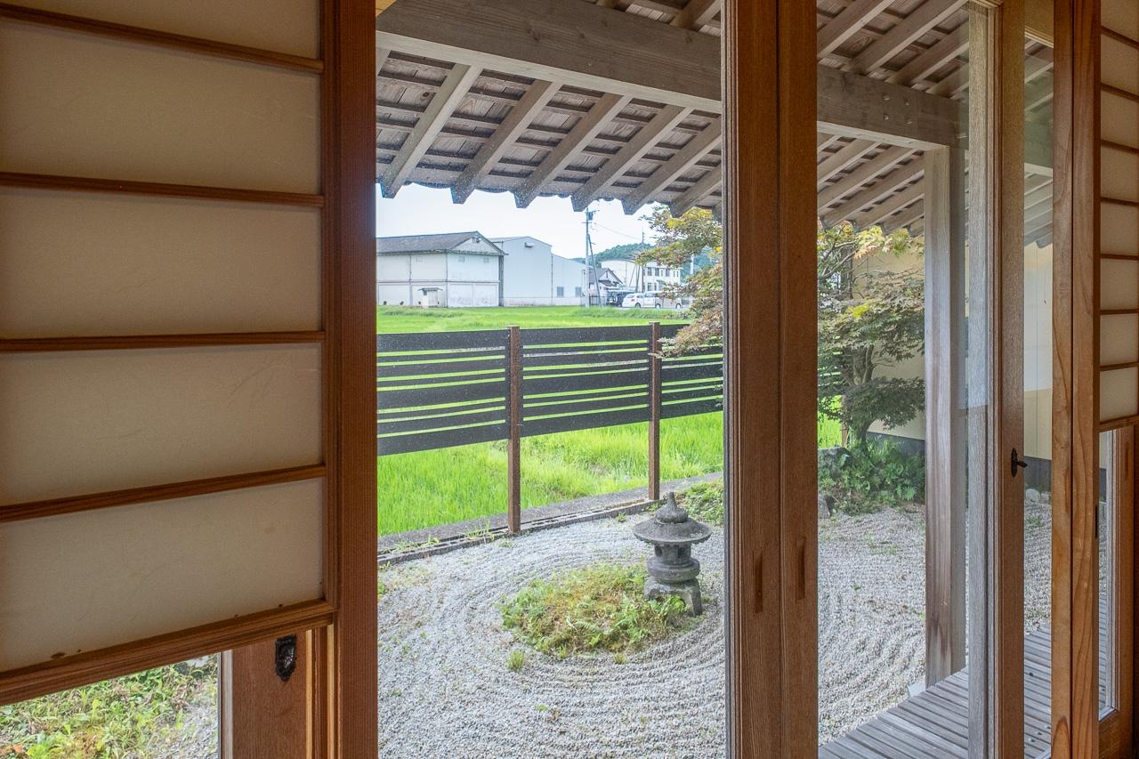 佐賀県西松浦郡有田町黒川の売買物件/お庭には枯山水。その向こうは、田んぼ。