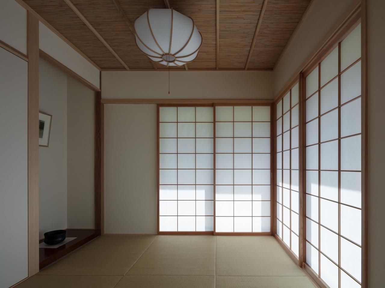 糸島市二丈武の売買物件/キッチン横の和室。障子をあけると緑です。