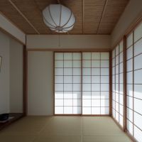 糸島市二丈武の売買物件/キッチン横の和室。障子をあけると緑です。