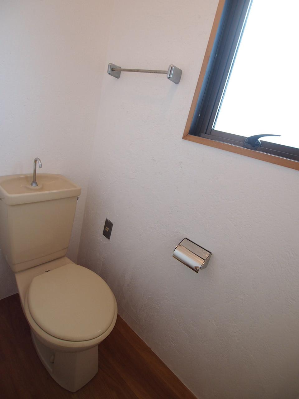 トイレには窓もあります