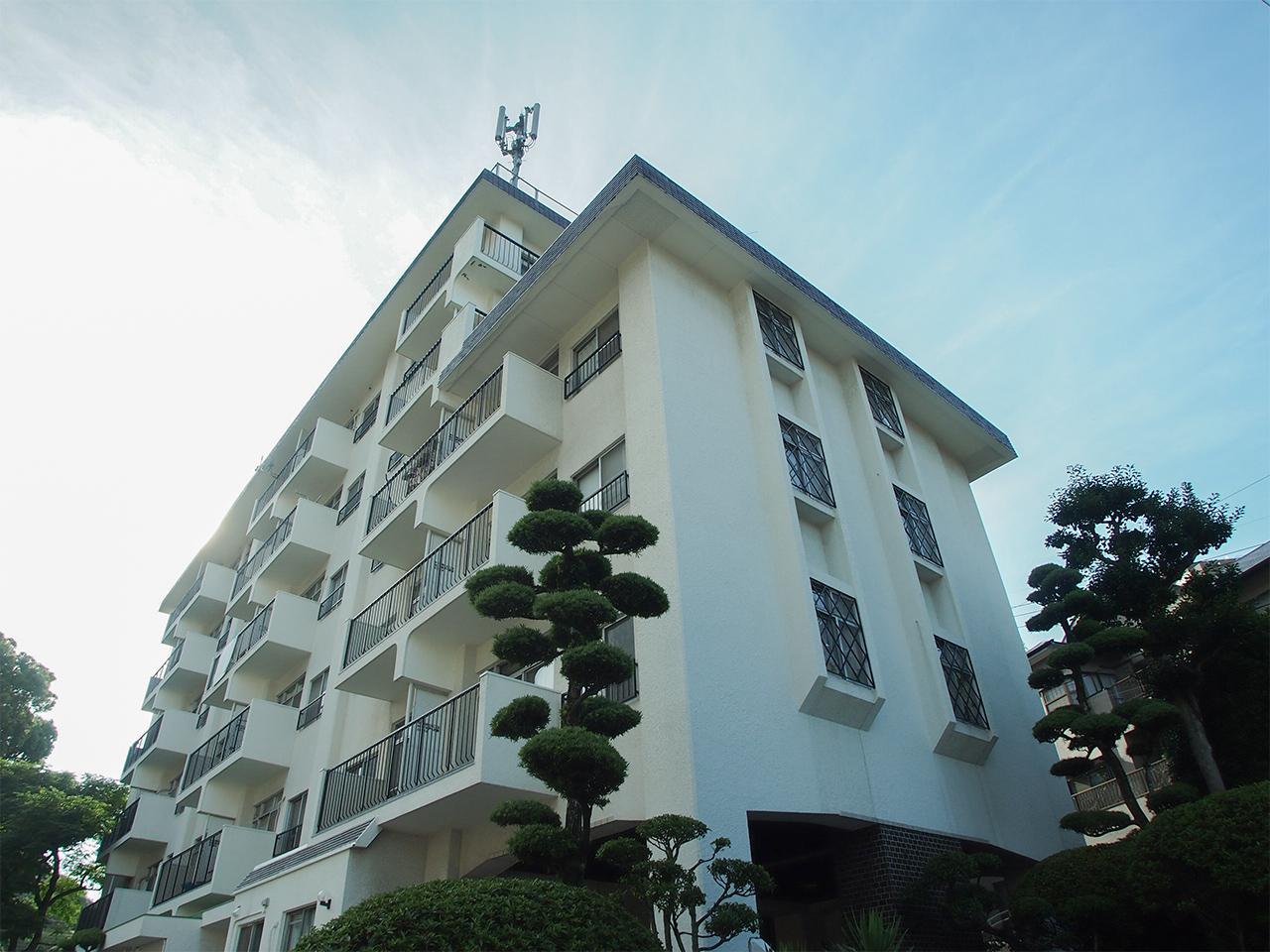 緑に囲まれたレトロマンション