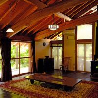 佐賀県佐賀市富士町大字下合瀬の売買物件/ラウンジには長野から取り寄せた薪ストーブ。天井高を活かした開口も気持ちいいです。