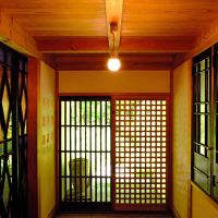 佐賀県佐賀市富士町大字下合瀬の売買物件/玄関ホール。ステンドグラスもうまくフィット。