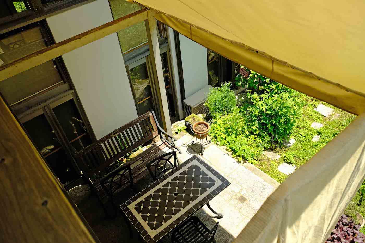 佐賀県佐賀市富士町大字下合瀬の売買物件/お庭へと続くテラスを2階から。