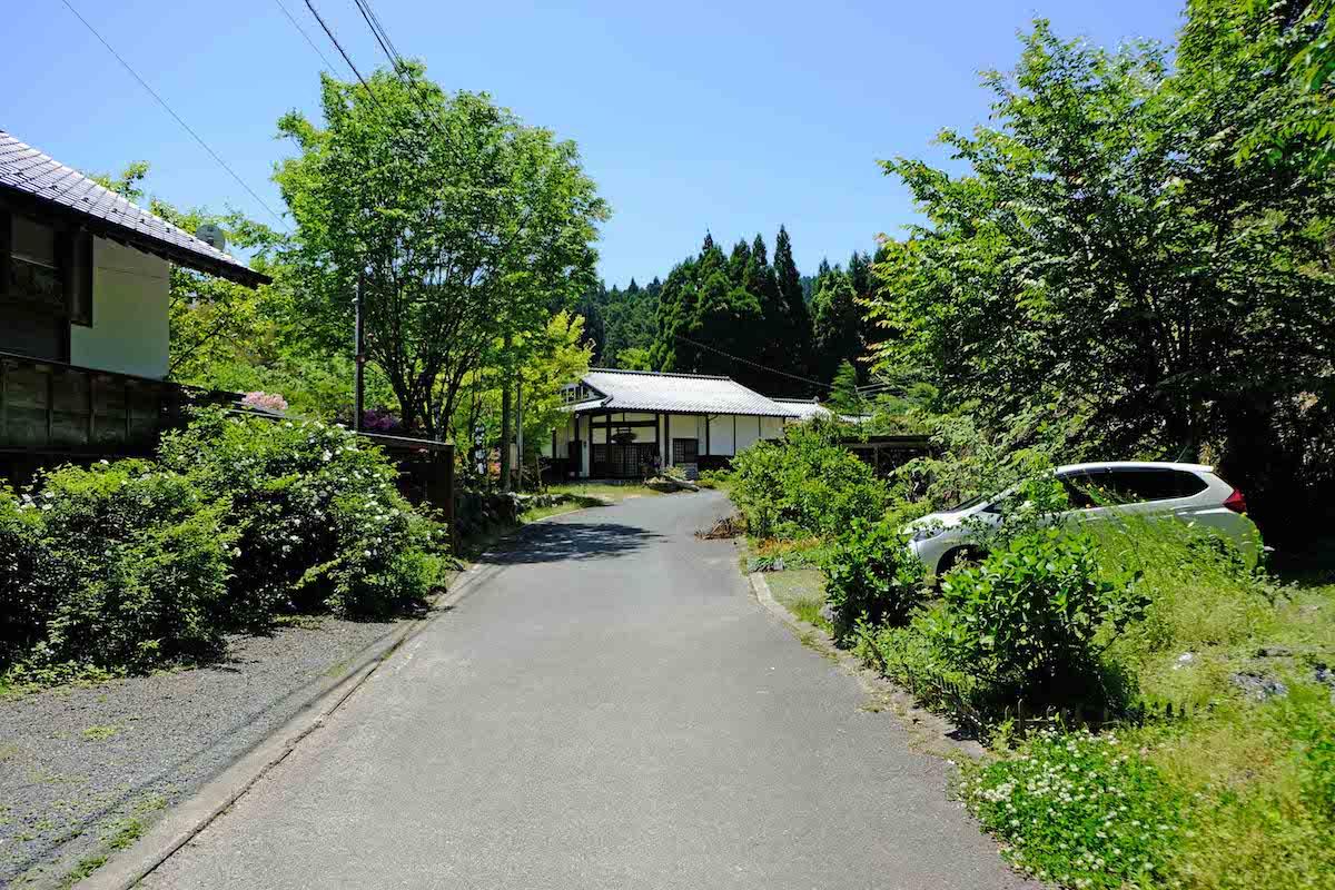 佐賀県佐賀市富士町大字下合瀬の売買物件/右側の敷地も山林の一部を切り開いた対象敷地です。道路も整備されています。左右には大山桜としだれ桜。