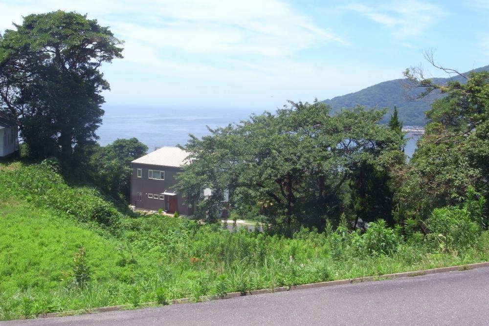 土地の東端は少し下っていて、ヌケ感をより高めています。