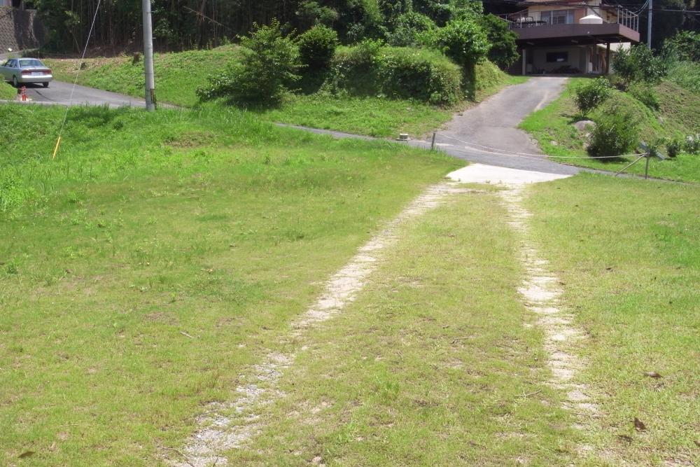 敷地から前面道路方向。なだらかな傾斜は視覚的な楽しさも。