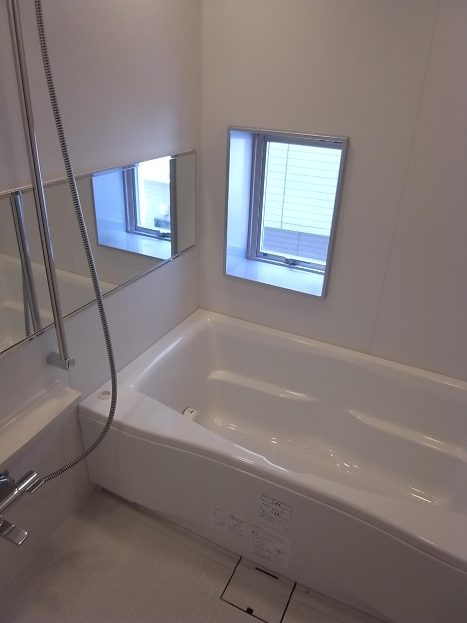 大きめサイズのバスタブ。