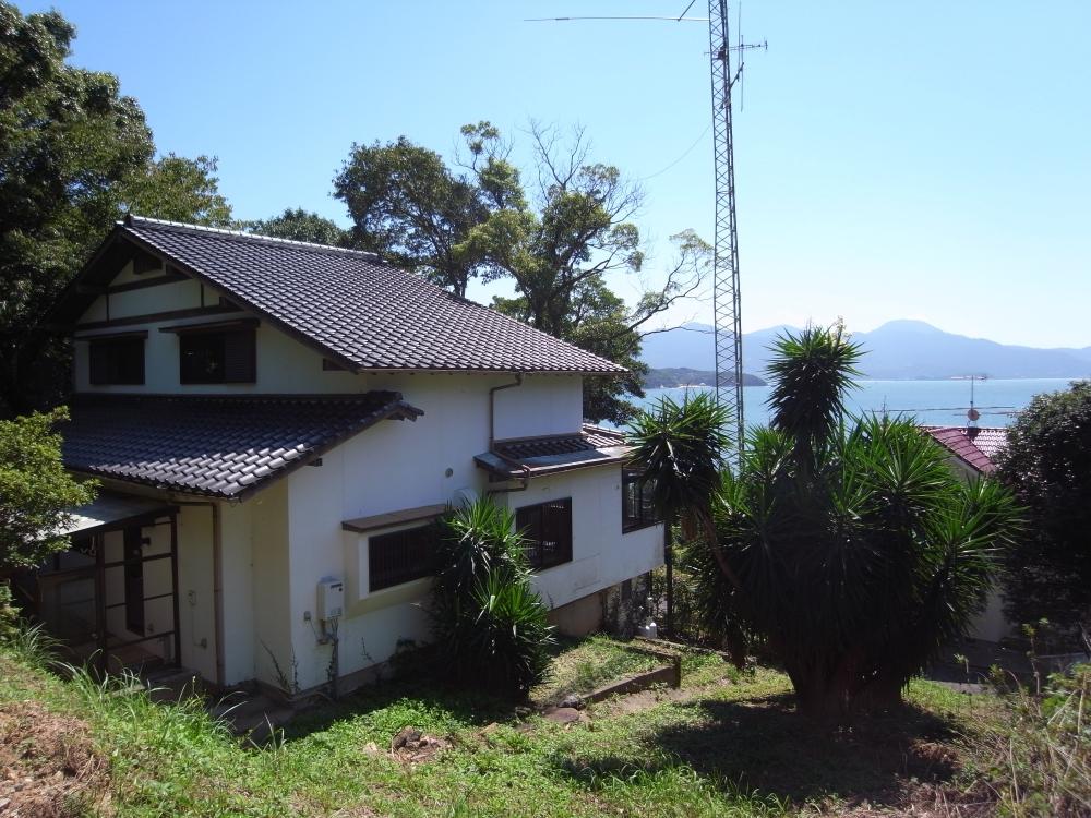 傾斜地に建つ本物件。横にそびえる鉄塔はアマチュア無線のアンテナ。必要な方には垂涎ものかも。