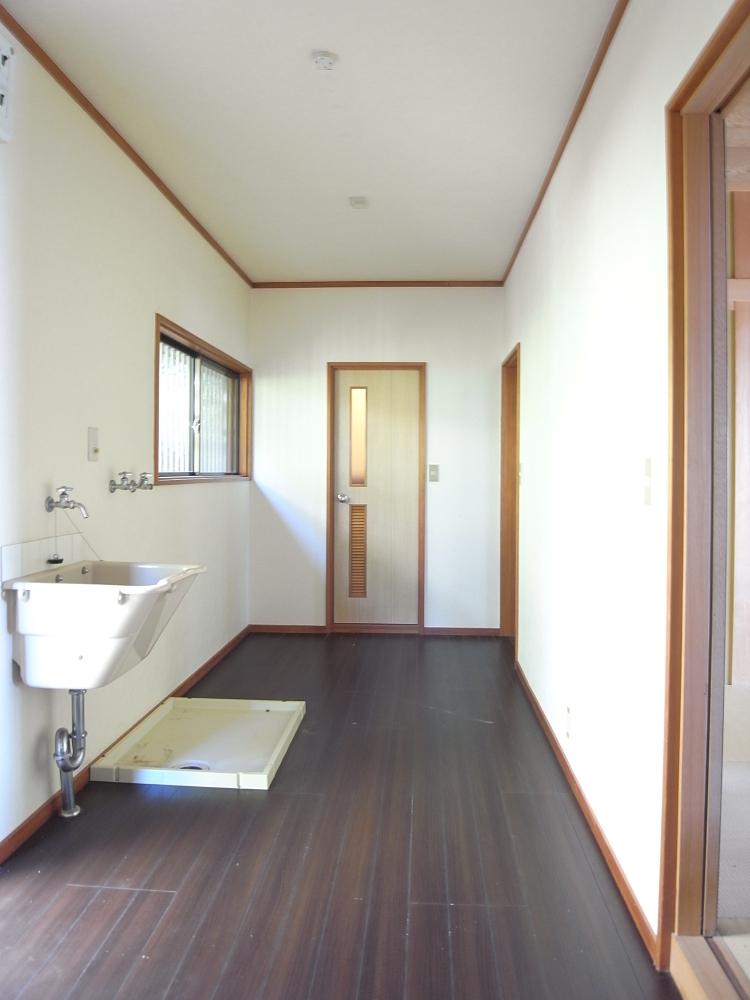キッチンから続くサニタリースペースは広く使いやすい動線。正面のドアはトイレです。