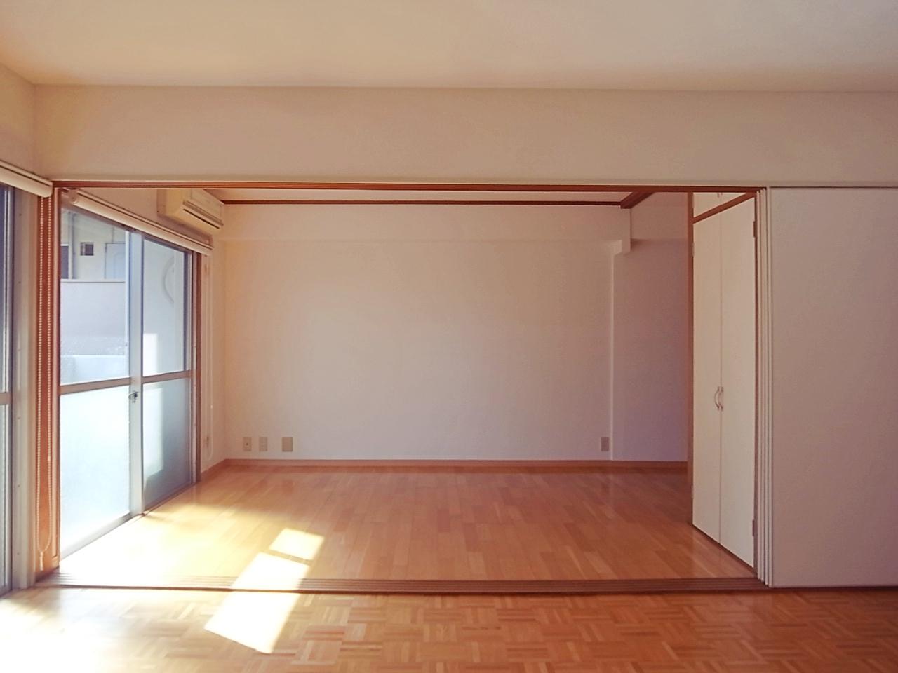 写真右側の収納を囲んで回遊するような間取り。