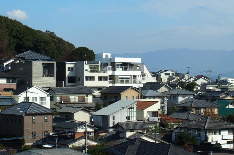 最上段真ん中が本物件。まさに現代の山城。