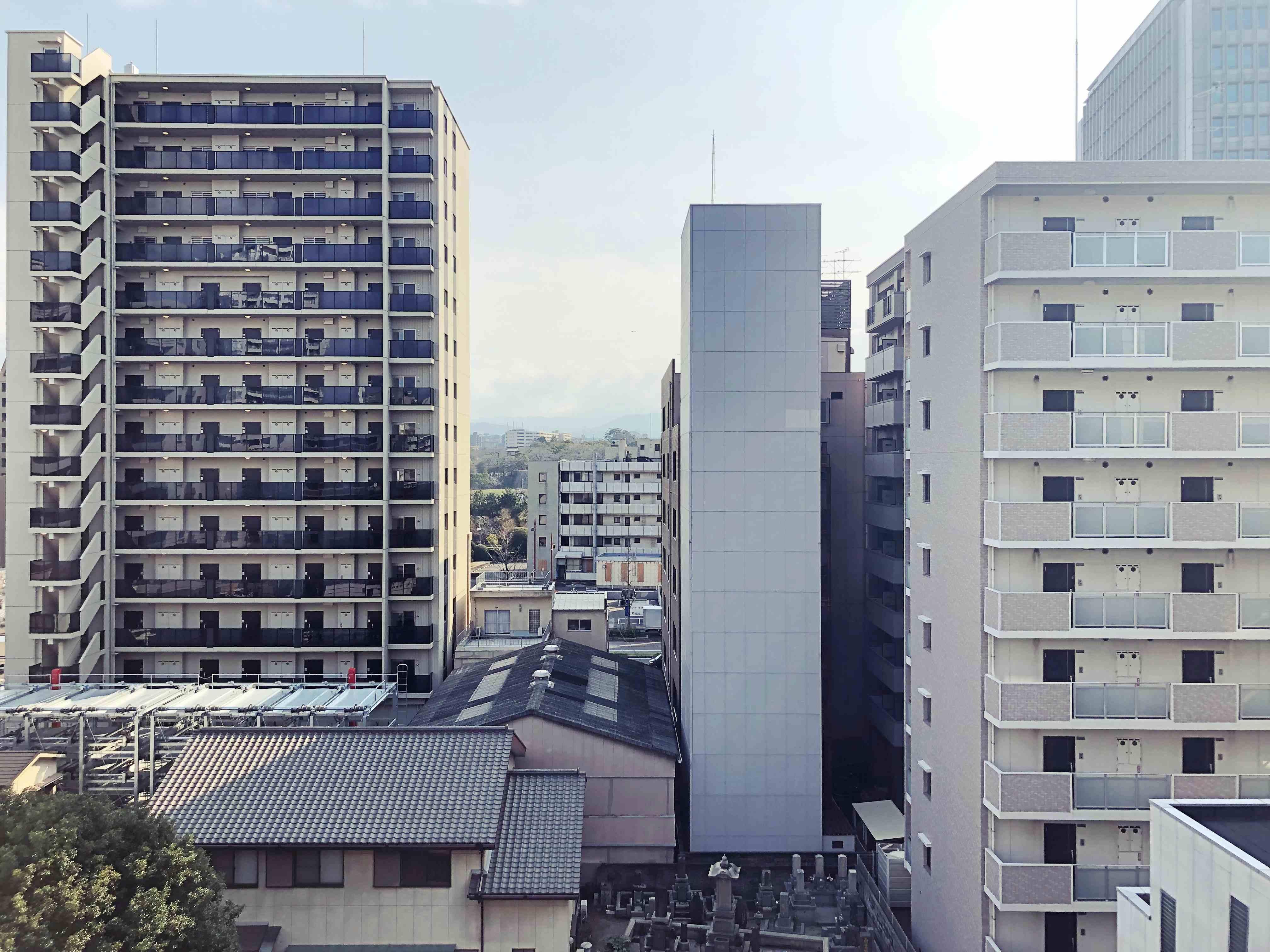 このアドレスでこの抜け感は珍しい。奥に福岡城址も。