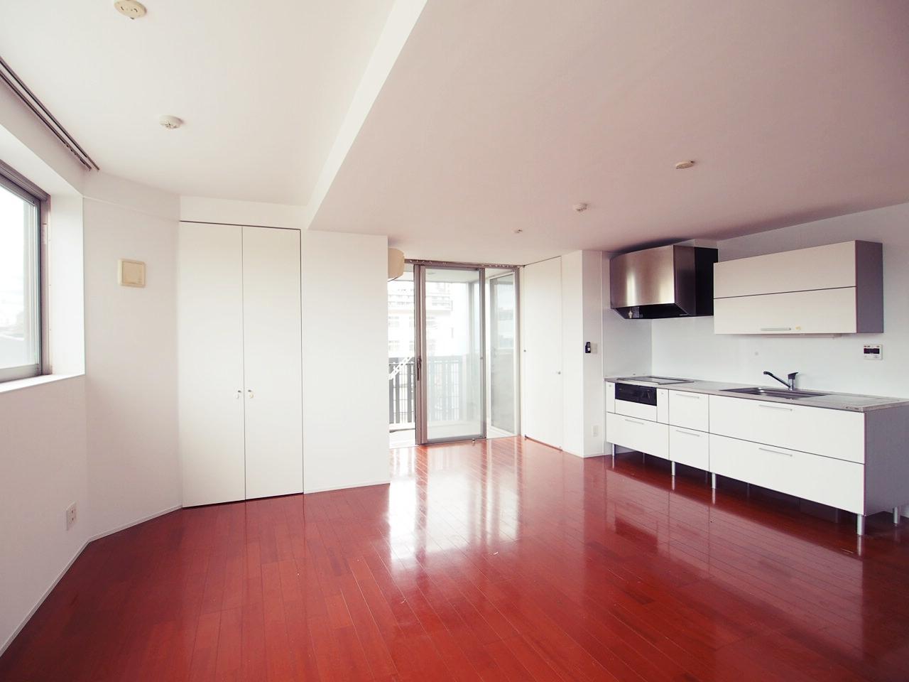 壁付のキッチンなので、余計広く感じます。