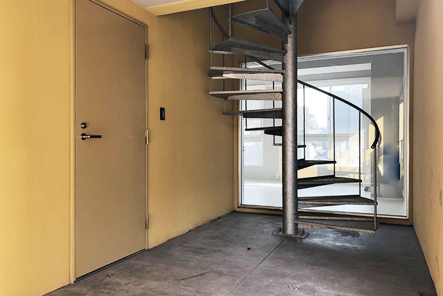 福岡市中央区平尾の賃貸物件/左手扉が玄関。螺旋階段を登るとルーバルへ。