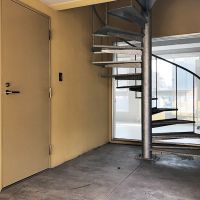 福岡市中央区平尾の賃貸物件/左手扉が玄関。螺旋階段を登るとルーバルへ。