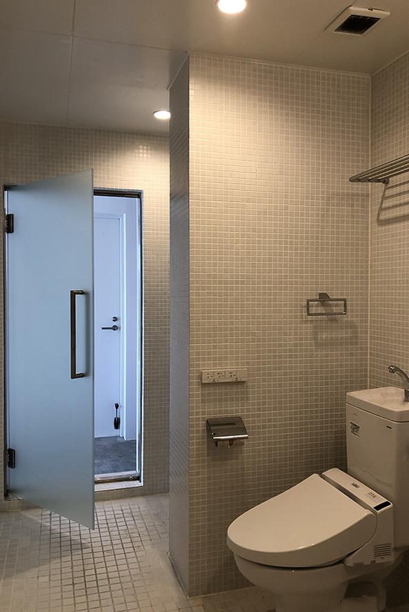 福岡市中央区平尾の賃貸物件/トイレ。柱の裏には、洗濯機置き場。