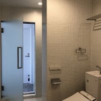 福岡市中央区平尾の賃貸物件/トイレ。柱の裏には、洗濯機置き場。