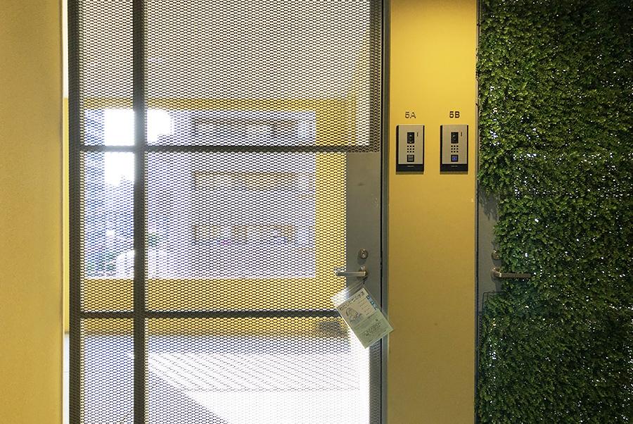 福岡市中央区平尾の賃貸物件/エレベータ降りると、こんな感じ。扉の先にインナーバルコニー。