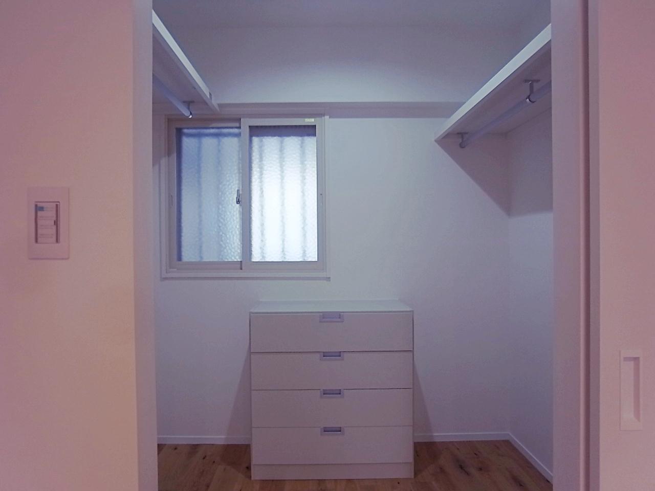 寝室奥の扉を開ければ大容量のウォークインクローゼット。