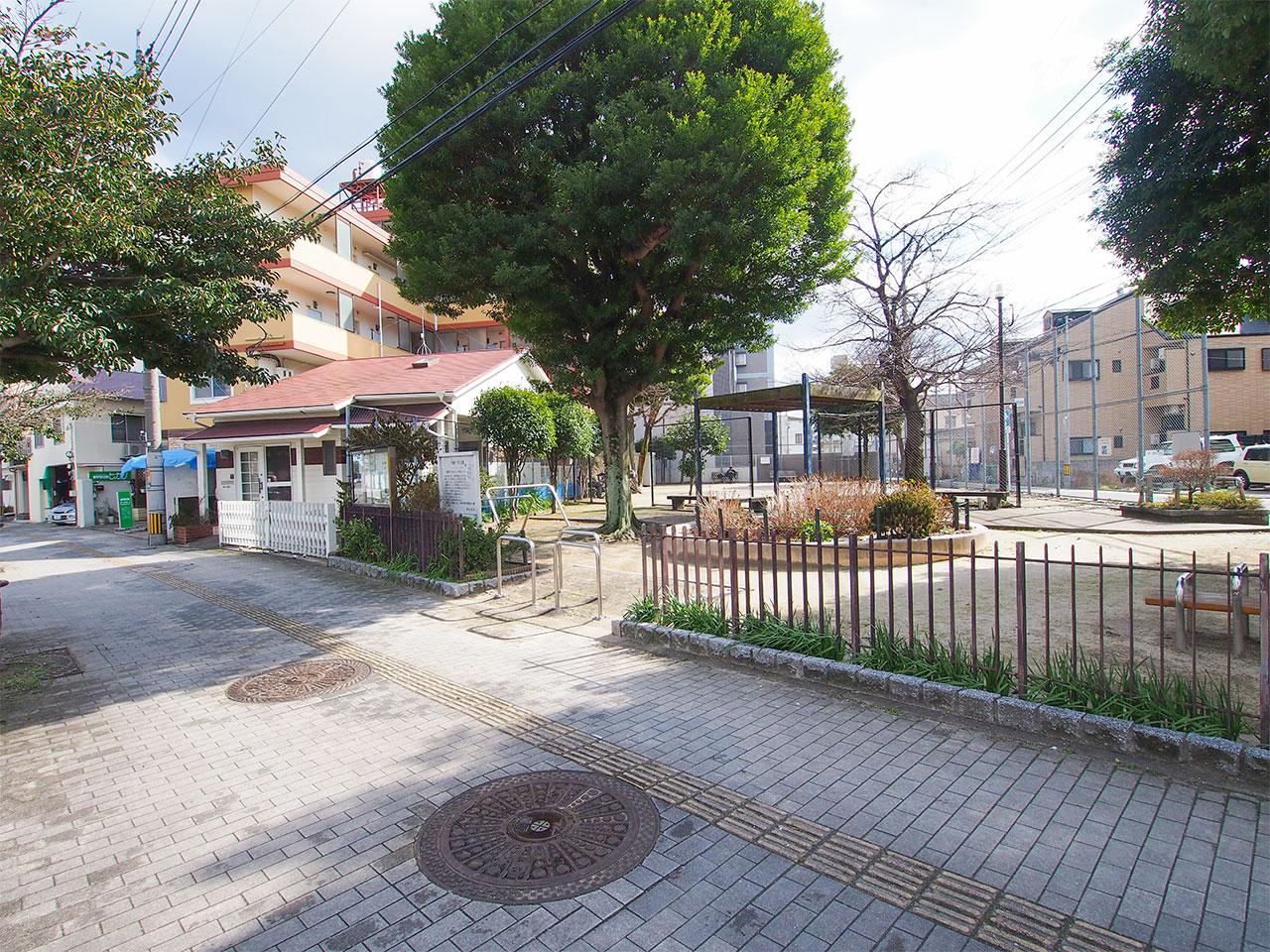 お隣には公園もあります