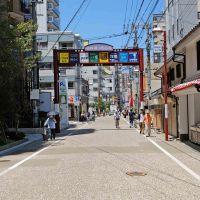 福岡市早良区高取の賃貸物件/商店街沿い。これは便利！ちなみにスーパーも目と鼻の先