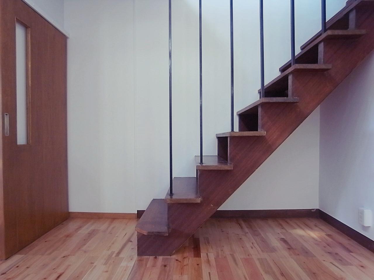 福岡市中央区谷の賃貸物件/ダイニングから２階へ。実は階段もかわいい。