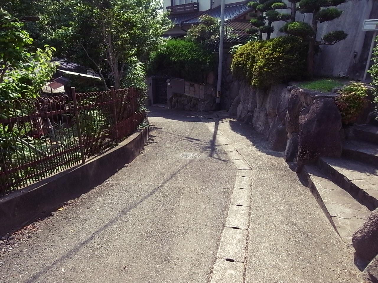 福岡市中央区谷の賃貸物件/前面道路。入り口の狭さを侮るなかれ。