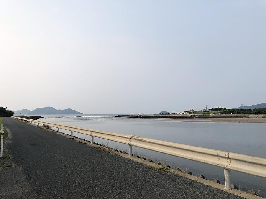 釣川と、奥がビーチ。住宅街を抜けると到着。
