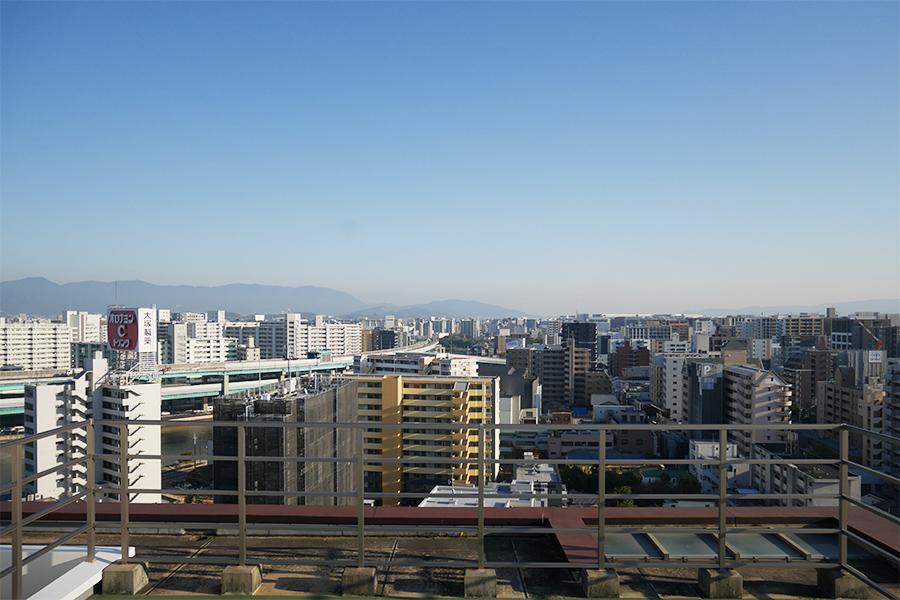 山の稜線が綺麗です。左手には、都市高速ビューも。