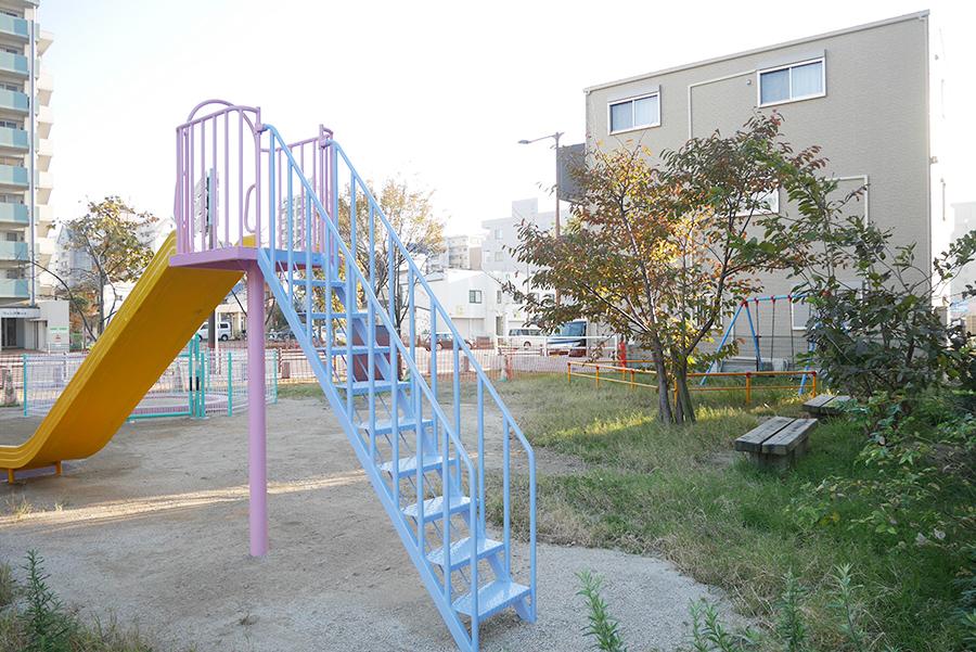 建物前には素朴な公園。特にお子様には有難い存在。