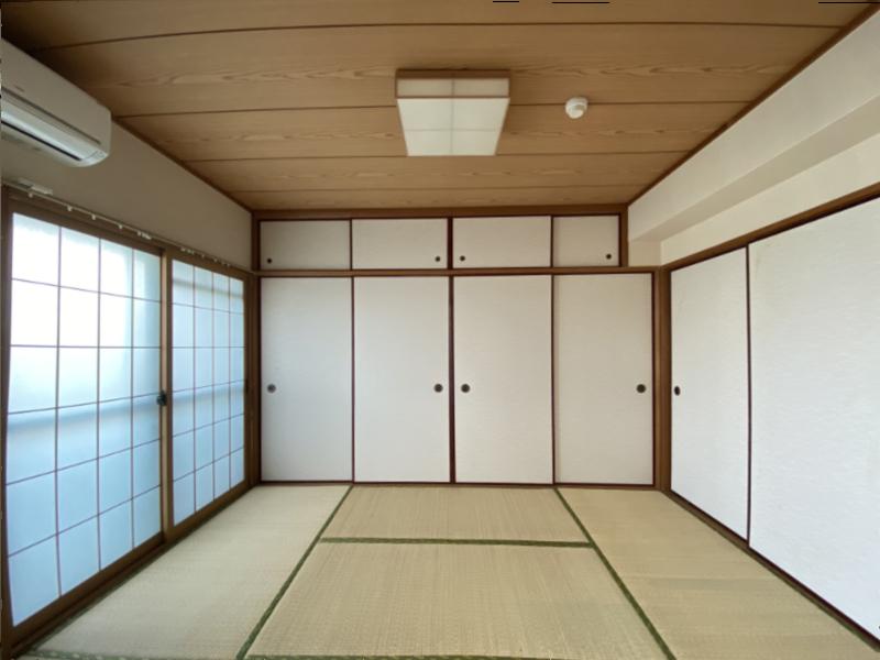 リビング横の和室。右の襖を開けると・・・