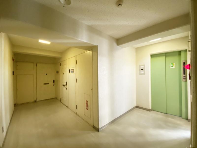 2階以上の玄関前はそれなりの築年数を感じさせます