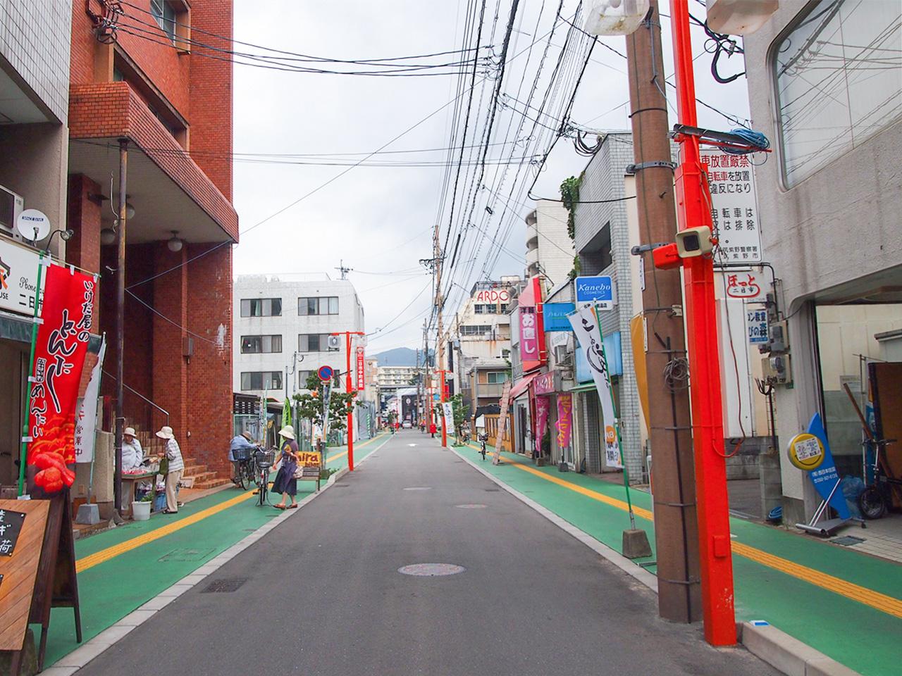 商店街通りに面したマンション(左手オレンジ色のビル)