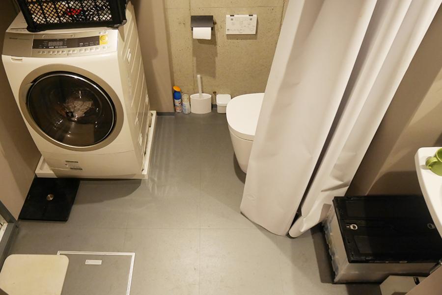 脱衣所。トイレも同室になります。