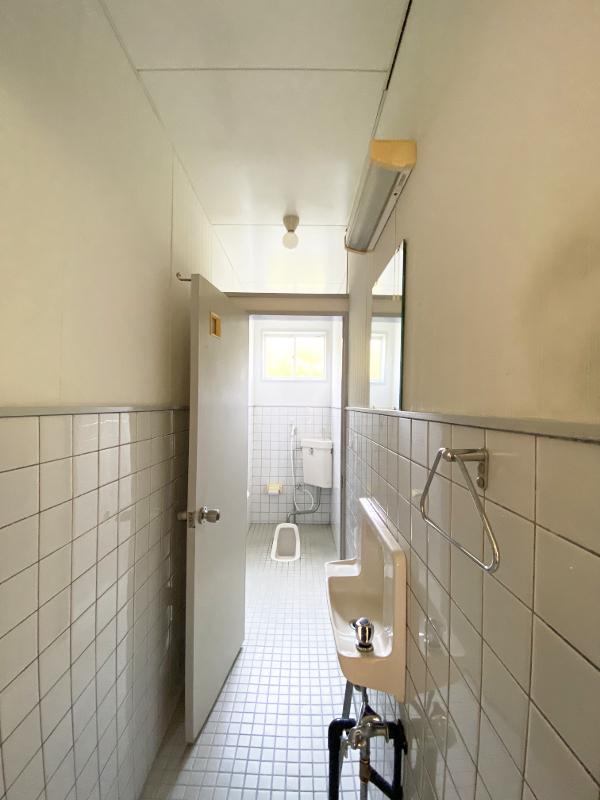 全く同じ仕様のトイレが二つ。向かって右側