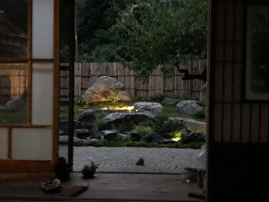 縁側越しに眺める庭は癒されつつも凛とした気持ちに。